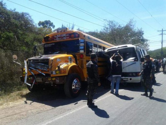 Colisión entre dos buses deja un muerto y dos heridos