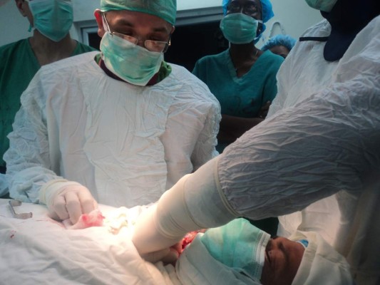 El cardiólogo Nery E. Linarez cuando le colocaba un marcapasos a un paciente en Choluteca.