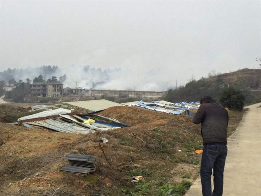 Tres muertos y 53 heridos en explosión de cohetería en China