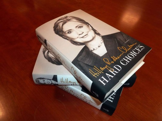 Hillary Clinton llama demagogo a Manuel Zelaya en su libro