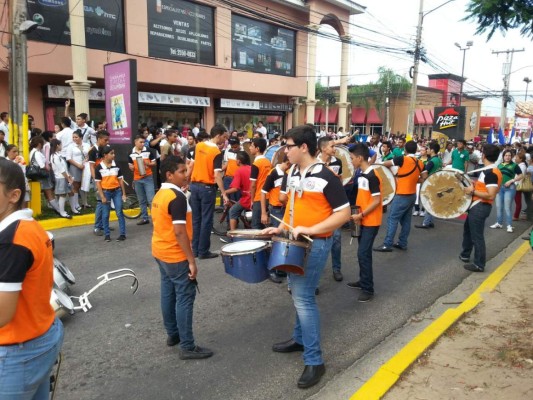 Colegiales sampedranos celebran con desfile día de la alfabetización