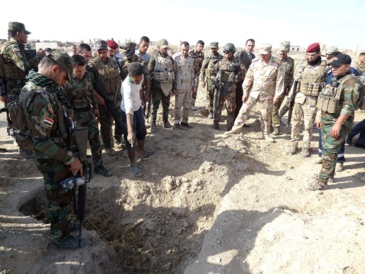 Hallan en Irak varias fosas comunes con 400 cadáveres asesinados por Isis