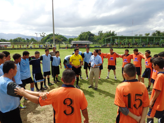 Jóvenes promueven la paz por medio del fútbol