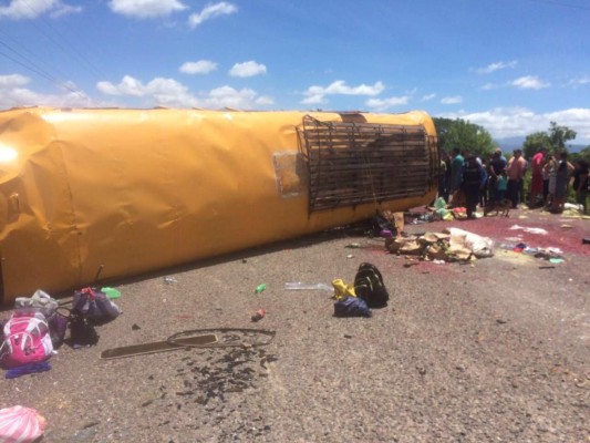 Más de 20 heridos deja volcamiento de bus