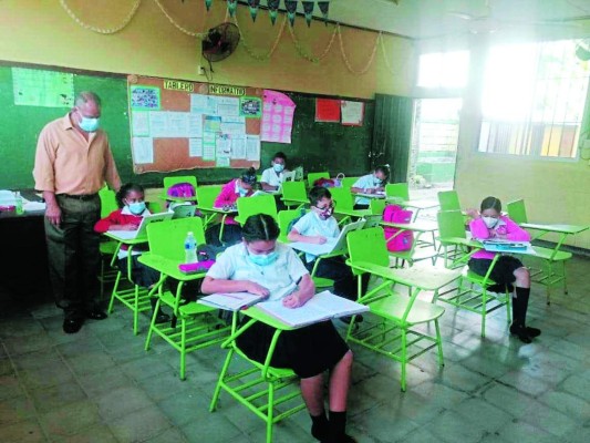 En 10,000 centros educativos ya imparten clases semipresenciales