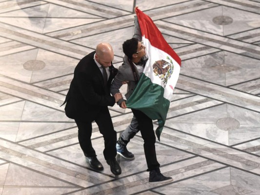 Deportan a mexicano que interrumpió los Nobel
