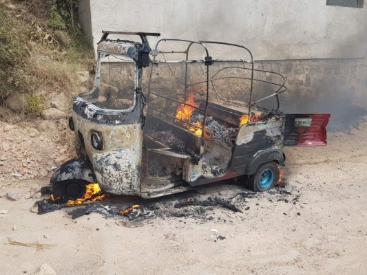 Sujetos despojan a conductor de su mototaxi y luego la queman