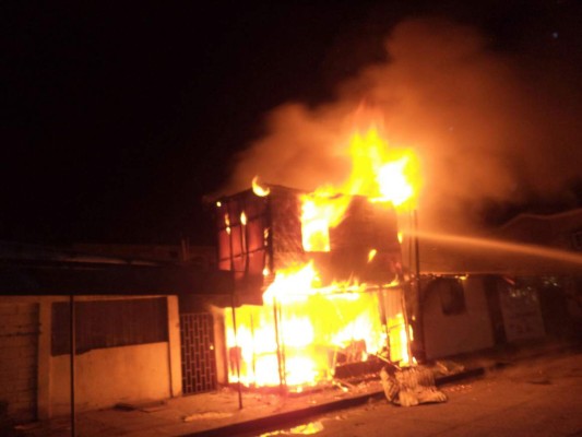 Incendio consume tienda de zapatos en Choluteca