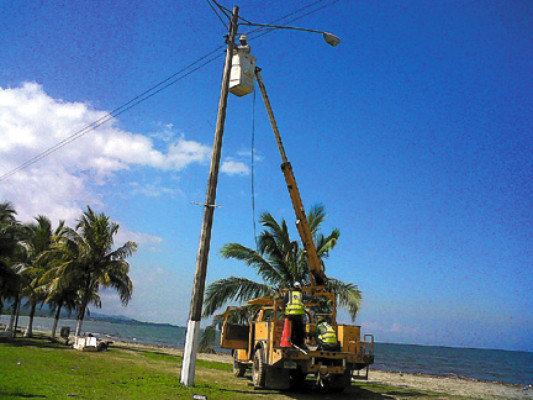 Comienza limpieza en playas en Puerto Cortés