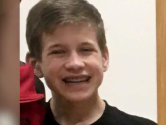 'Voy a morir aquí, necesito que me ayuden': Niño atrapado dentro de carro