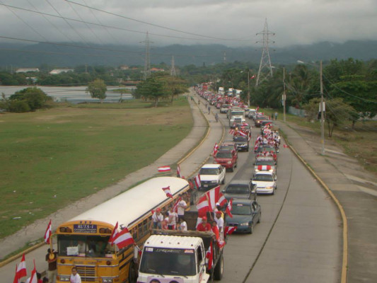 Puerto Cortés se pinta de rojo para apoyar a Mauricio Villeda