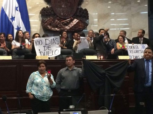 Diputados de Libre protagonizan nueva protesta en Congreso de Honduras