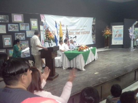 Embajador de EUA inaugura programa educativo en El Progreso