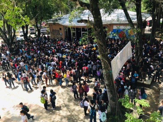Estudiantes de Unah-VS se movilizan en San Pedro Sula