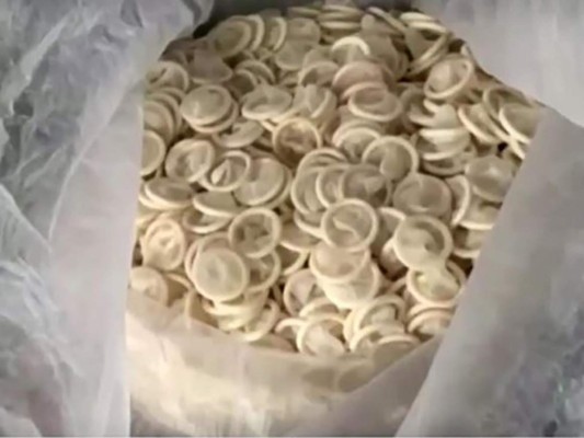 Policía decomisa 345,000 condones usados para revender en Vietnam