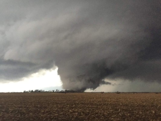 Gigantesco tornado en Illinois deja estela de destrucción