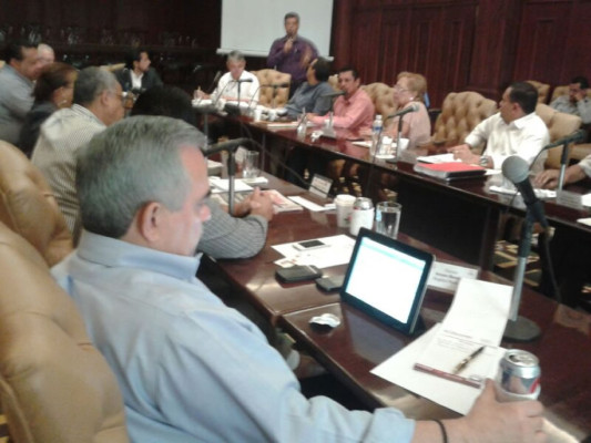 Pobladores de Los Naranjos protestan frente a alcaldía de San Pedro Sula