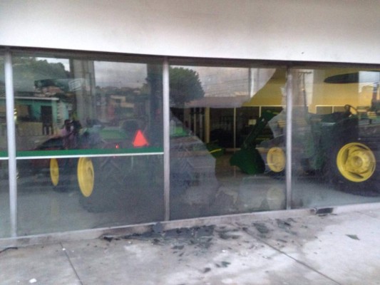 Lanzan bomba a edificio de empresa de equipo pesado