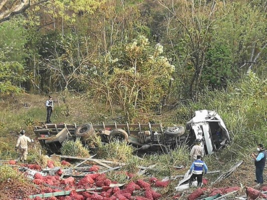 Dos personas mueren tras volcarse su camión en la carretera hacia Santa Rosa de Copán