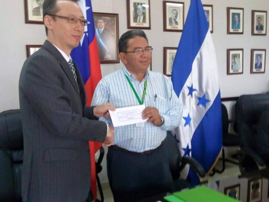 Taiwán apoya proyectos de papa sana y aguacate