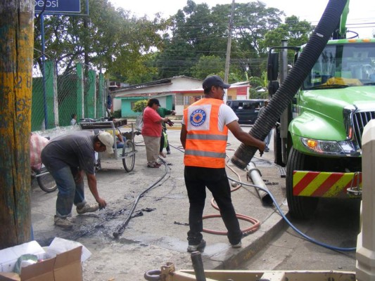 Compresor de limpieza drena el centro de La Lima