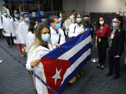 Médicos cubanos llegan a Panamá para combatir la pandemia pese a rechazo de EEUU