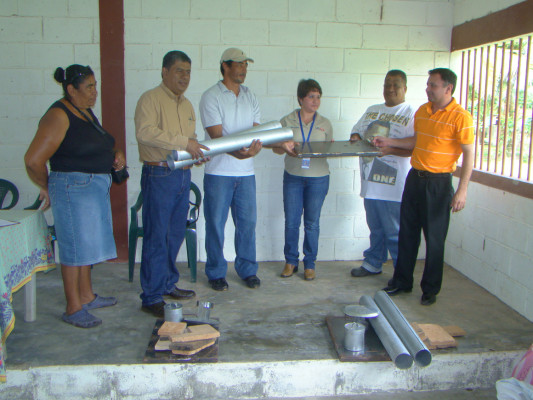 Benefician a 105 familias de Puerto Cortés con hornillas ecológicas