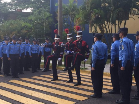 Rinden honor a la Bandera en inicio de fiestas patrias