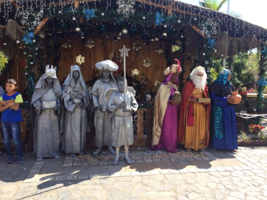 Reyes Magos se pasean por el parque central de San Pedro Sula