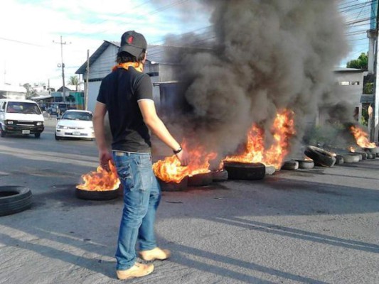 Cansados de apagones, ceibeños se toman carretera