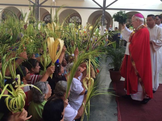 Católicos sampedranos reciben la bendición de palmas