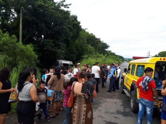 Bus de excursionistas se accidenta en Santa Bárbara