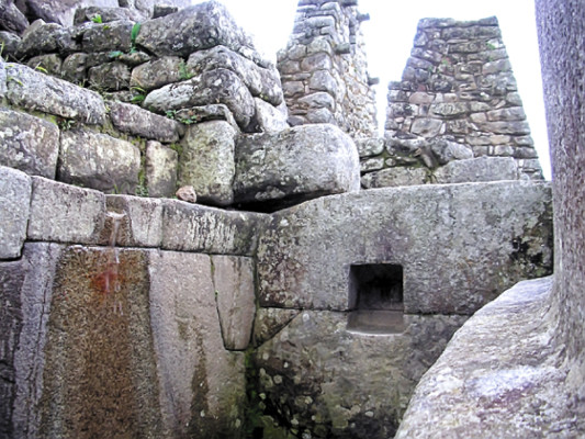 Asombra hallazgo de cementerio preincaico