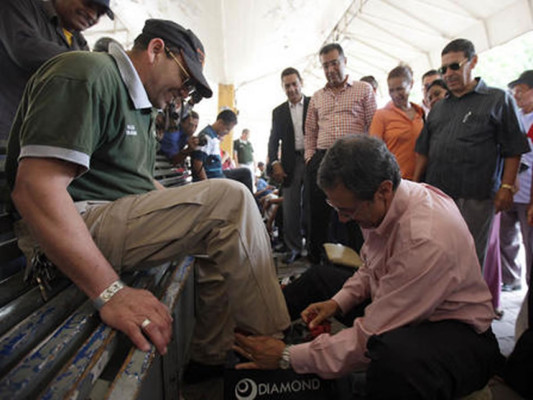 Mauricio Villeda lustra zapatos en Tegucigalpa