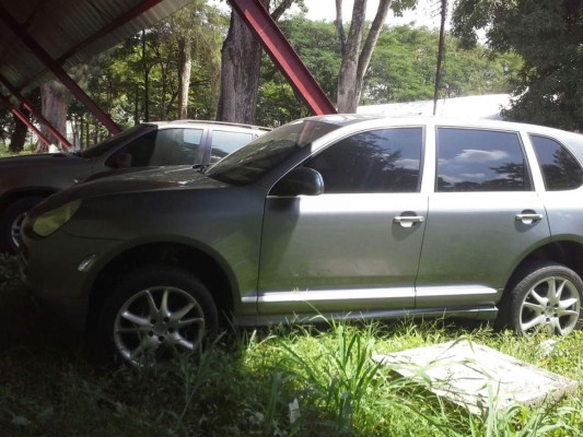 Decomisan Porsche con dispensa falsa de Mario Zelaya