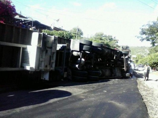 Colisión entre dos rastras provoca congestionamiento vehicular