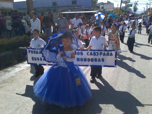 Escolares de San Pedro Sula rinden homenaje a Honduras en desfiles