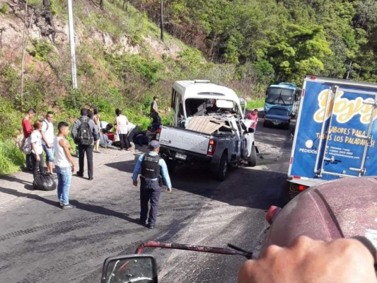 Colisión entre pick-up y bus deja 20 personas heridas