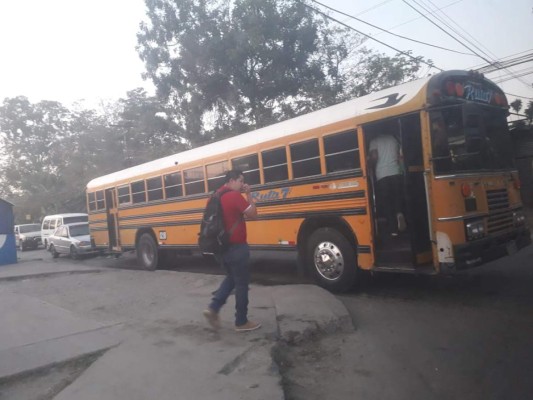 En bulevares de San Pedro Sula es donde más irrespetan las paradas de buses autorizadas