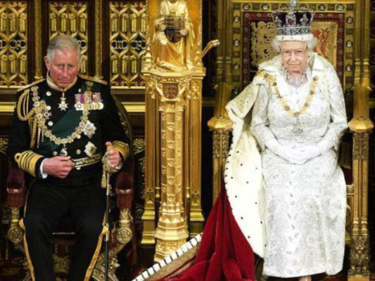 El príncipe Carlos cerca del trono británico