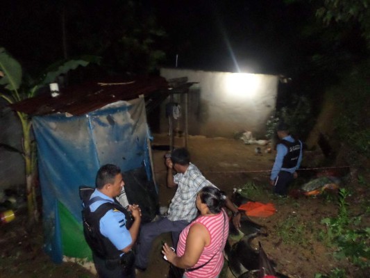 A machetazos matan a mujer; vecinos sospechan de su marido