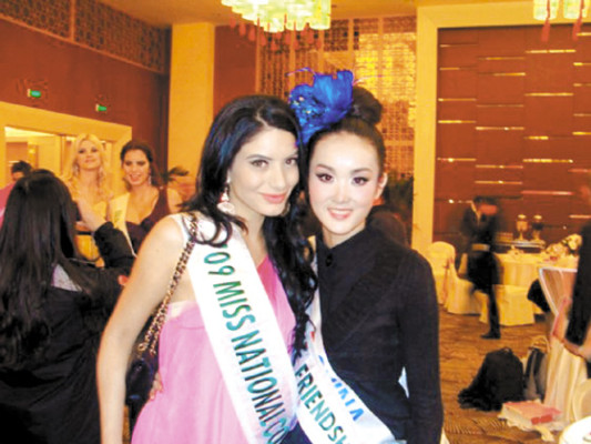 Kenia Melissa Andrade luce orgullosa su premio