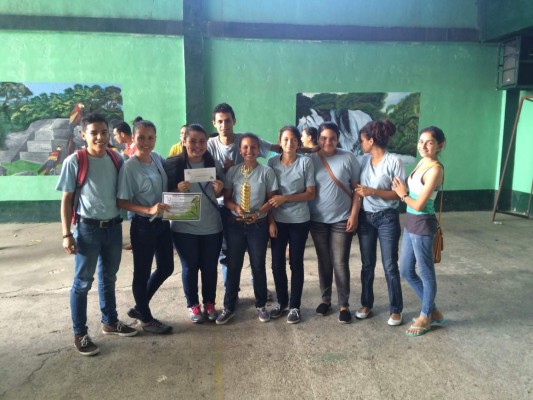 Con premios y banda de guerra cierra la innovadora feria del Superación