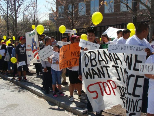 Inmigrantes en EUA reclaman que se detengan las deportaciones