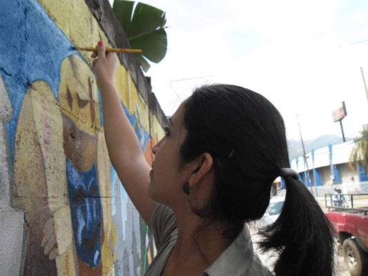 A pinceladas piden en las calles paz para San Pedro Sula