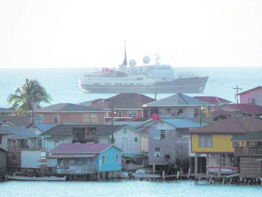 Llega crucero con 100 turistas a la isla de Guanaja