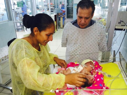 Urge avión ambulancia para trasladar a siamesas a Guatemala