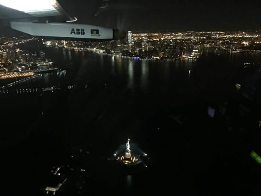 El avión solar llega a Nueva York tras sobrevolar la Estatua de la Libertad