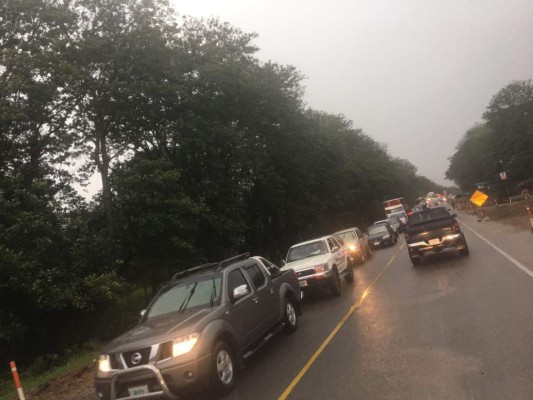 Caos vehicular en el Lago de Yojoa por incidente de volqueta