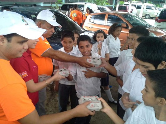 Avicultores regalan huevos en calles de San Pedro Sula